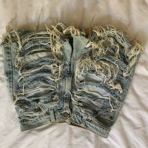 Ripped Levi’s High Waisted
